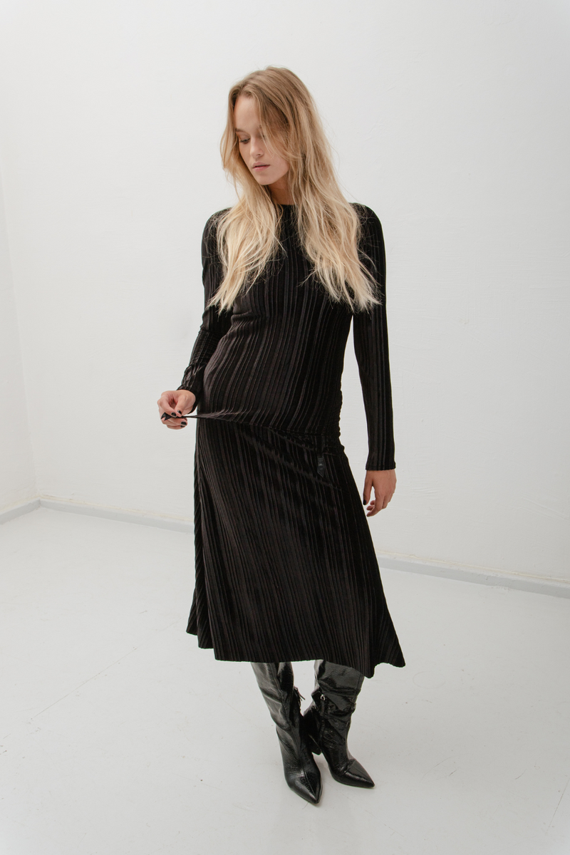 Erle Pleated Velvet Skirt - Black